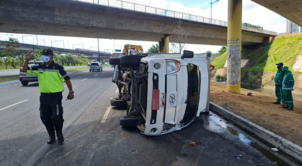 Caminhão que transportava cerveja tomba na Avenida ACM em Salvador